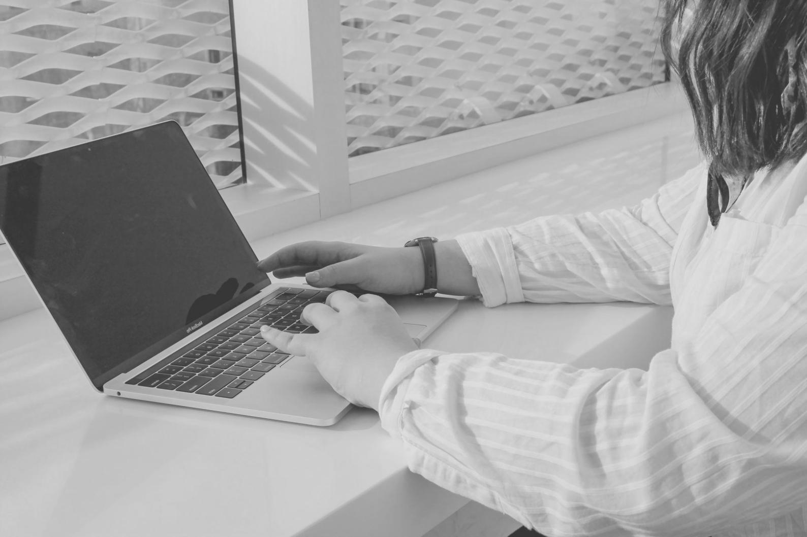 Finanzplanung Beratungsgespräch in modernem Büro